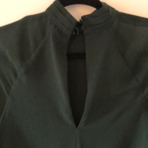 Dynamite top in forest green colour. Sleeves are sheer. Size Xs. - Picture 5 of 5